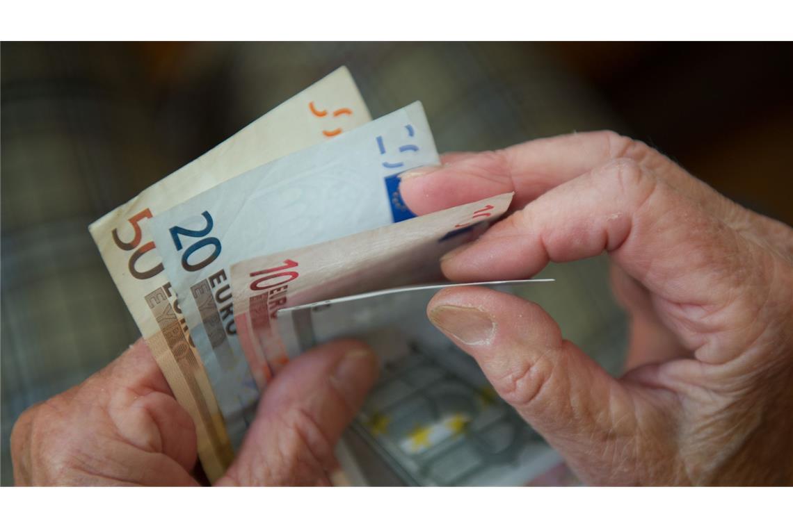 Mit der vorgesehenen Erhöhung um 4,24 Prozent steigen die Renten wohl spürbar stärker als die Inflation. Zu Jahresbeginn hatten die Verbraucherpreise um 2,1 Prozent über dem Niveau des Vorjahresmonats gelegen.