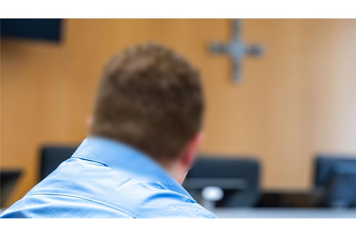 Eigene Oma angezündet - Haftstrafe für Totschlag Mit Desinfektionsmittel als Brandbeschleuniger zündete ein 33-Jähriger in Landshut nach Überzeugung der Richter die Haare seiner pflegebedürftigen Großmutter an. Die Seniorin erlag knapp vier Wochen nach der Tat ihren Verletzungen. Jetzt ist der Mann verurteilt worden.