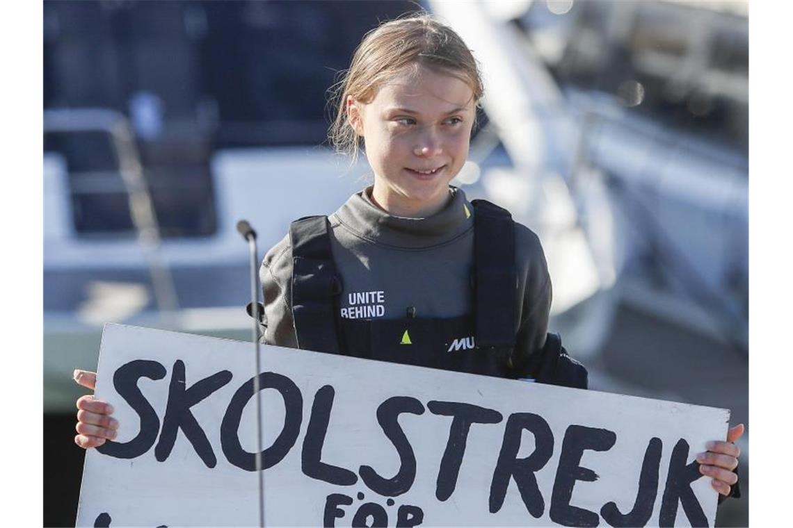 Mit diesem Aufruf wurde sie weltberühmt: Greta Thunberg und ihr Banner mit der Aufschrift „Skolstrejk För Klimatet“ (Schulstreik für das Klima). Foto: Armando Franca/AP/dpa