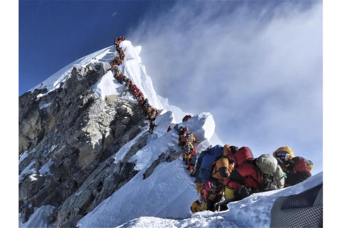 Everest-Stau-Fotograf: 13 Achttausender in sechs Monaten Mit diesem Foto wurde Nirmal Purja vor einigen Monaten schlagartig berühmt: Bergsteiger stehen auf dem Mount Everest Schlange. Foto: Nirmal Purja/Nimsdai Project Possible/AP