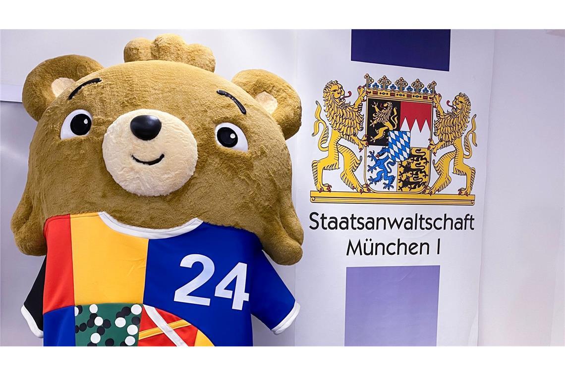 Mit diesem sehr echt aussehenden Kostüm hatte der Youtuber es beim EM-Eröffnungsspiel bis auf das Spielfeld geschafft. (Archivbild)