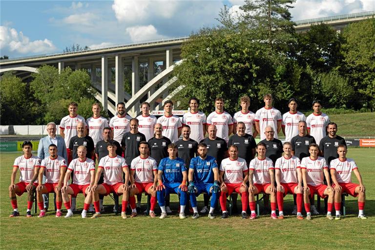Mit diesem Team starten die Fußballer der TSG Backnang in ihre siebte Oberliga-Saison in Serie. Hinten von links: Lukas Hornek, Lukas Glaser, Charalambos Parharidis, Nick Hellmann, Lukas Böhm, Fabijan Domic, Noel Guerriero, Robert Schneider, Paul König, Sidar Demirköprü und Cayan Demirköprü. Mitte: Jürgen Schwab (Volksbank Backnang), Physiotherapeut Volker Max, Betreuer Francesco Alternio, Co-Trainer Alexander Kustermann, Co-Trainer Mergim Collaku, Trainer Mario Marinic, Torwarttrainer Manuel Di Giandomenico, Betreuer Hans-Jörg Walter, Betreuer Rolf Wörner und die beiden sportlichen Leiter Marc Erdmann sowie Oguzhan Biyik. Vorne: Flavio Santoro, Arda Gürsel, Max Stumm, Julien Birzer, Tim Pöhler, Maurice Brauns, Yusuf Tirso, Julian Geldner, Giuliano Greco, Niklas Benkeser, Marvin Suckut und Luca Battista. Es fehlt: Teammanager Isaak Avramidis. Foto: Volker Müller