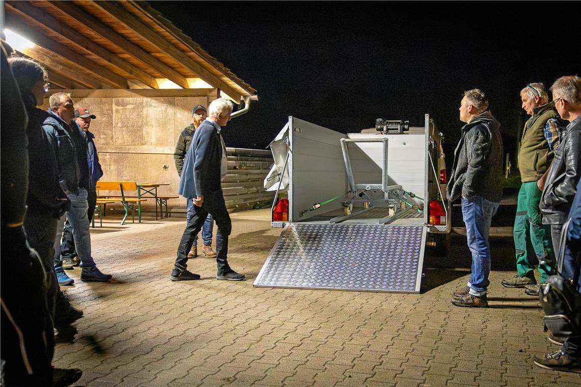 Mit diesem Wagen wird das erlegte Tier schnellstmöglich in die Metzgerei gebracht.