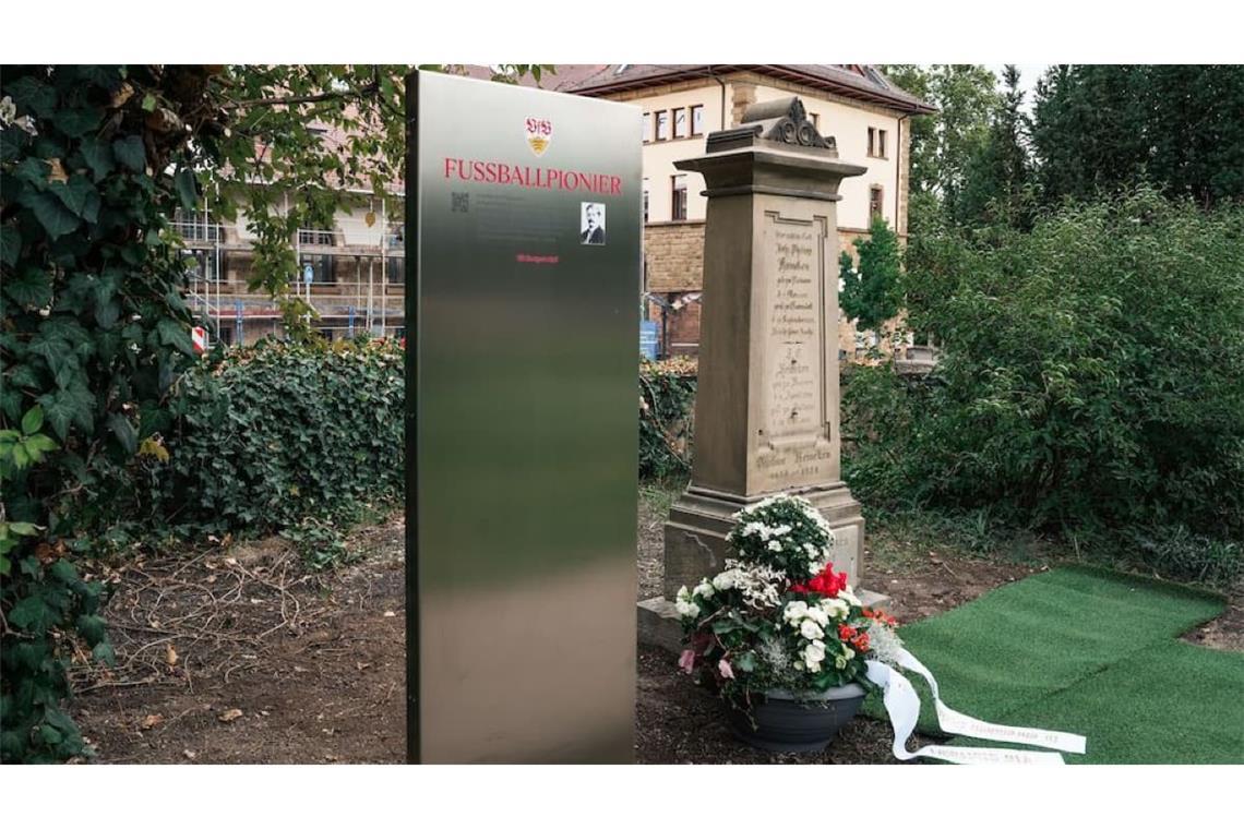 Mit dieser Gedenkstele würdigt der VfB Stuttgart den Fußballpionier Philipp Heineken, der zu den Gründungsmitgliedern des VfB-Vorgängervereins zählte.