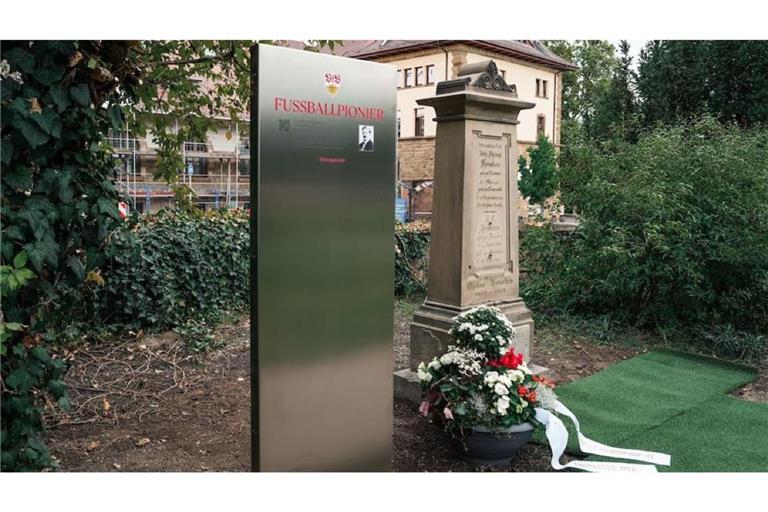 Mit dieser Gedenkstele würdigt der VfB Stuttgart den Fußballpionier Philipp Heineken, der zu den Gründungsmitgliedern des VfB-Vorgängervereins zählte.