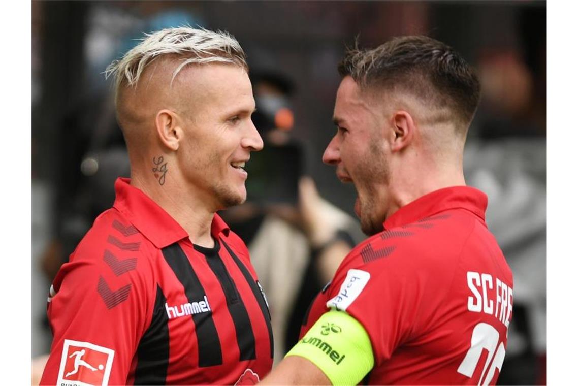 Mit drei späten Toren sicherten sich die Freiburger um Jonathan Schmid (l) und Christian Günter den Sieg gegen Mainz. Foto: Patrick Seeger