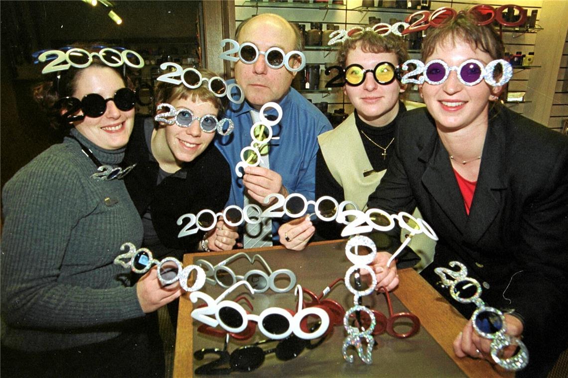 Das Millennium gemeistert Mit Durchblick ins neue Jahrtausend: Diese Millenniumsbrillen waren ein vielfach getragenes Accessoire zu Silvester 1999 und selbstverständlich auch bei Partygängern in Backnang zu finden. Foto: Imago/Teutopress