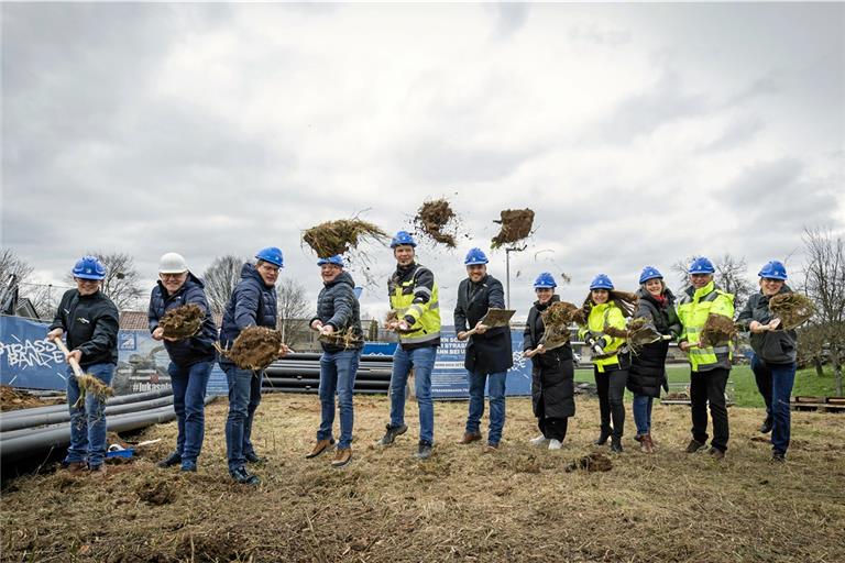 Mit ein paar kräftigen Spatenstichen sind die Bauarbeiten offiziell eröffnet worden. An den Spaten (von links): Michael Spathelf, Jürgen Hagenlocher und Andreas Föll von der Süwag, Putenmäster Micha Baumgärtner, Jerome Seiter (Sachgebietsleiter Tiefbau der Gemeinde), Christoph Kübler (Geschäftsleiter der Firma Lukas Gläser), Lisa Knops (Verwaltungspraktikantin), Bürgermeisterin Sabine Welte-Hauff, Susanne Wenzel und Christoph Maier vom Ingenieurbüro Frank und Gemeinderat Daniel Jacobi (FWV). Foto: Alexander Becher