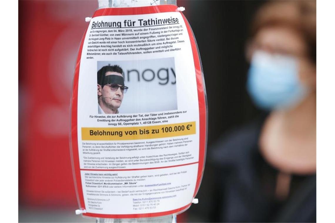 Mit eine Plakat wird in Düsseldorf nach neuen Hinweisen zum Säureangriff auf den Manager Bernhard Günther gesucht. Foto: David Young/dpa