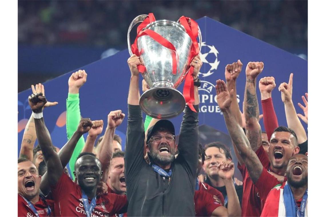 Chronologie des Sports im Jahr 2019 - Teil 2 Mit einem 2:0-Sieg gegen Tottenham Hotspur holten Trainer Jürgen Klopp und sein FC Liverpool die Champions-League-Trophäe. Foto: Jan Woitas/zb/dpa