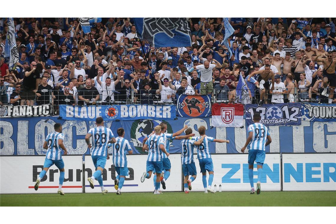 Das waren die Schlüsselmomente der Blauen 2024 Mit einem 2:1 gegen Eintracht Frankfurt II starteten die Kickers am 27. Juli in die neue Regionalligasaison. Die Außenverteidiger David Kammerbauer und Marcel Schmidts erzielten vor 4590 Zuschauern die Tore, Dennis de Sousa sah Rot.