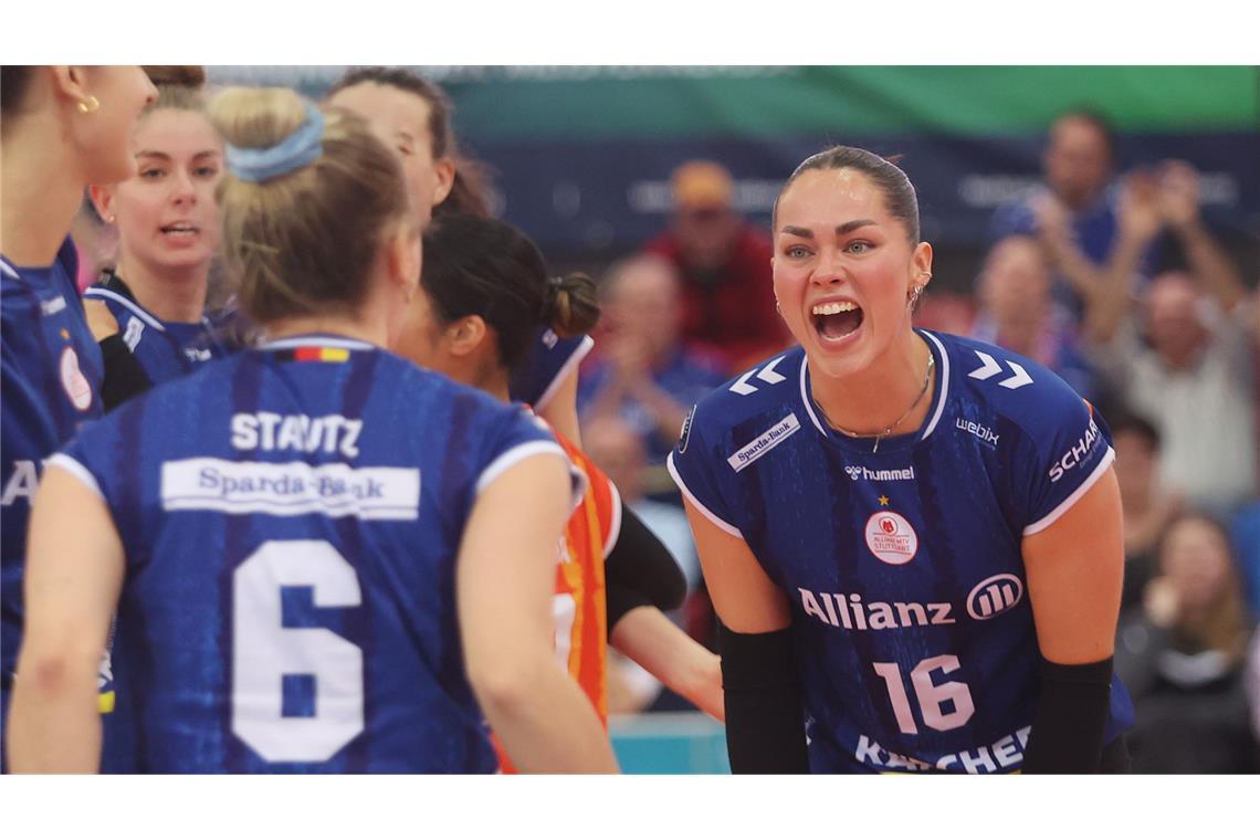 Mit einem Ass  verwandelt Mikala Mogensen (re.) den Matchball im ersten Play-off-Spiel gegen Erfurt.