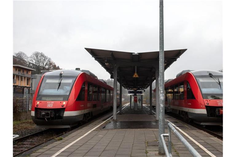 Mit einem attraktiveren Angebot im öffentlichen Personennahverkehr soll der Umstieg vom Auto auf Busse und Bahnen beschleunigt und der Klimaschutz verbessert werden. Foto: Bernd Thissen/dpa