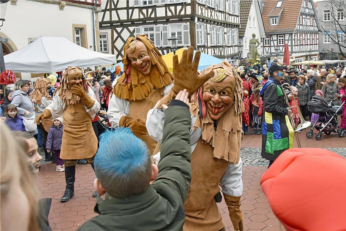 Mit einem ausgelassenen Tanz feierten die Narren den Sieg des Faschings vor dem Rathaus. Foto: Tobias Sellmaier