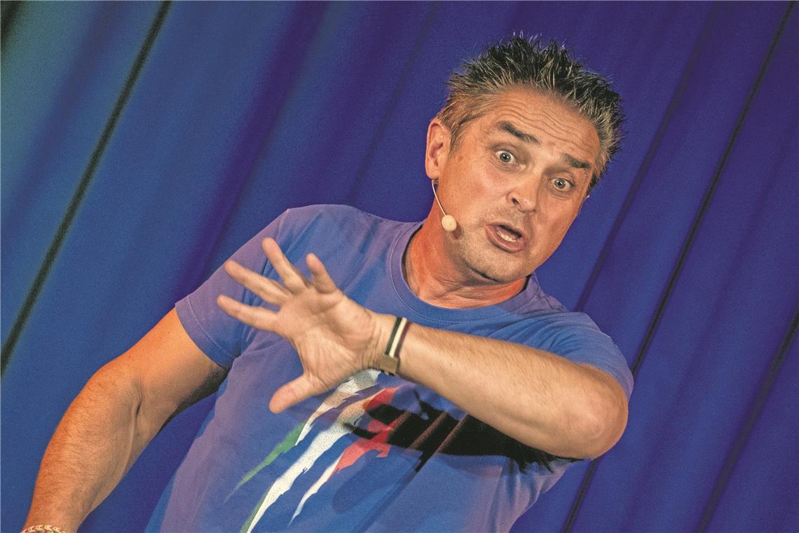 Italo-Schwabe plaudert über die Familie Mit einem ausgiebigen Mienenspiel erzählt Roberto Capitoni Geschichten aus dem Leben. Foto: A. Becher