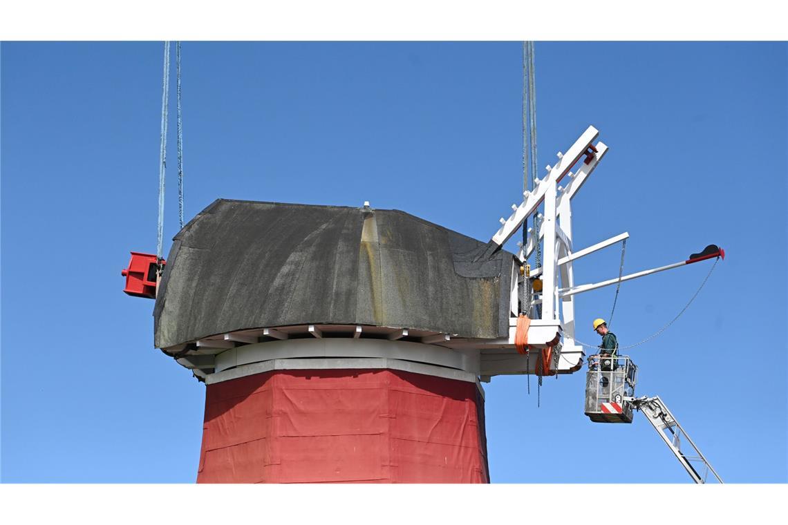 Rote Windmühle in Greetsiel hat Kappe wieder Mit einem Autokran wurde die tonnenschwere Kappe wieder auf die Mühle gesetzt.