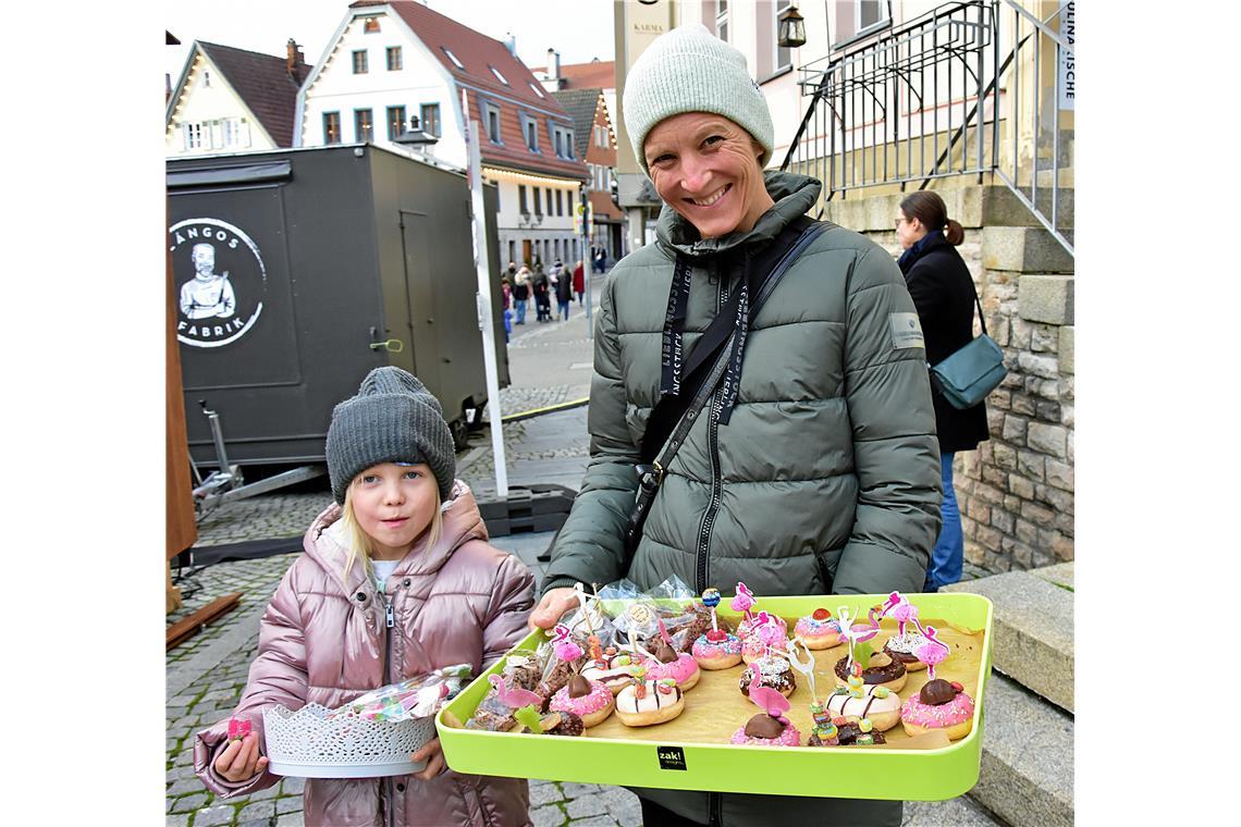 Mit einem Bauchladen verkauft die TSG Backnang Sportakrobatik süße Leckereien. B...
