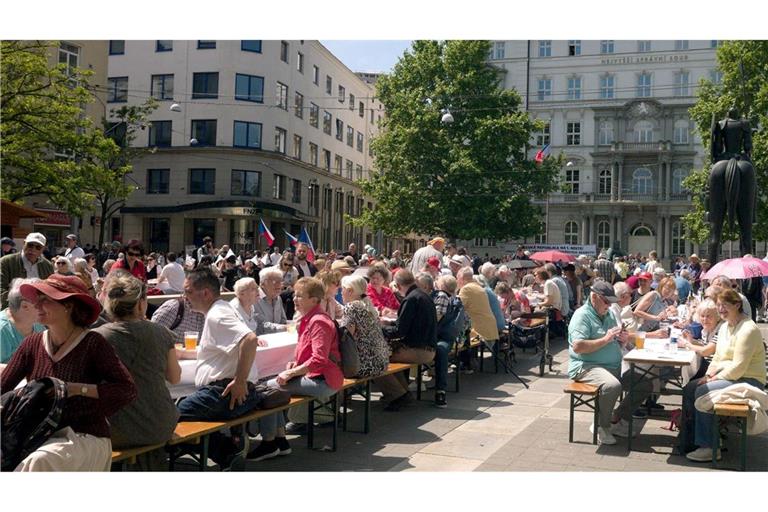 Mit einem Begegnungsfest an einem "langen Tisch", Volksmusik und Tanzaufführungen hat in Brünn (Brno) der 76. Sudetendeutsche Tag begonnen.