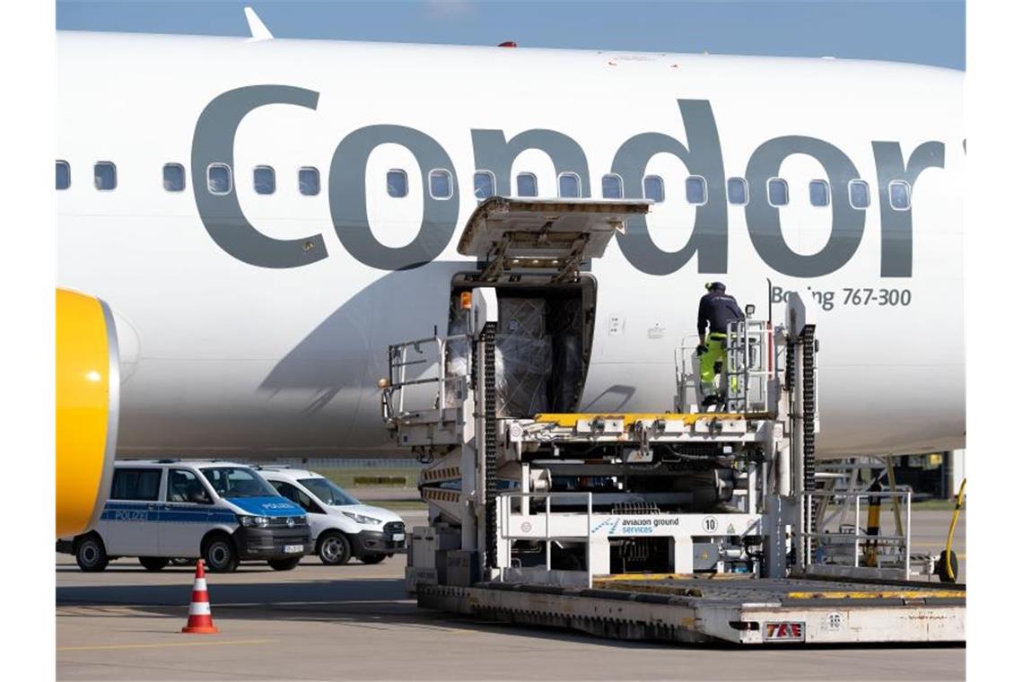 Mit einem Flugzeug von Condor kommen die Schutzmasken aus China für Niedersachsen auf dem Flughafen in Hannover an. Foto: Peter Steffen/dpa