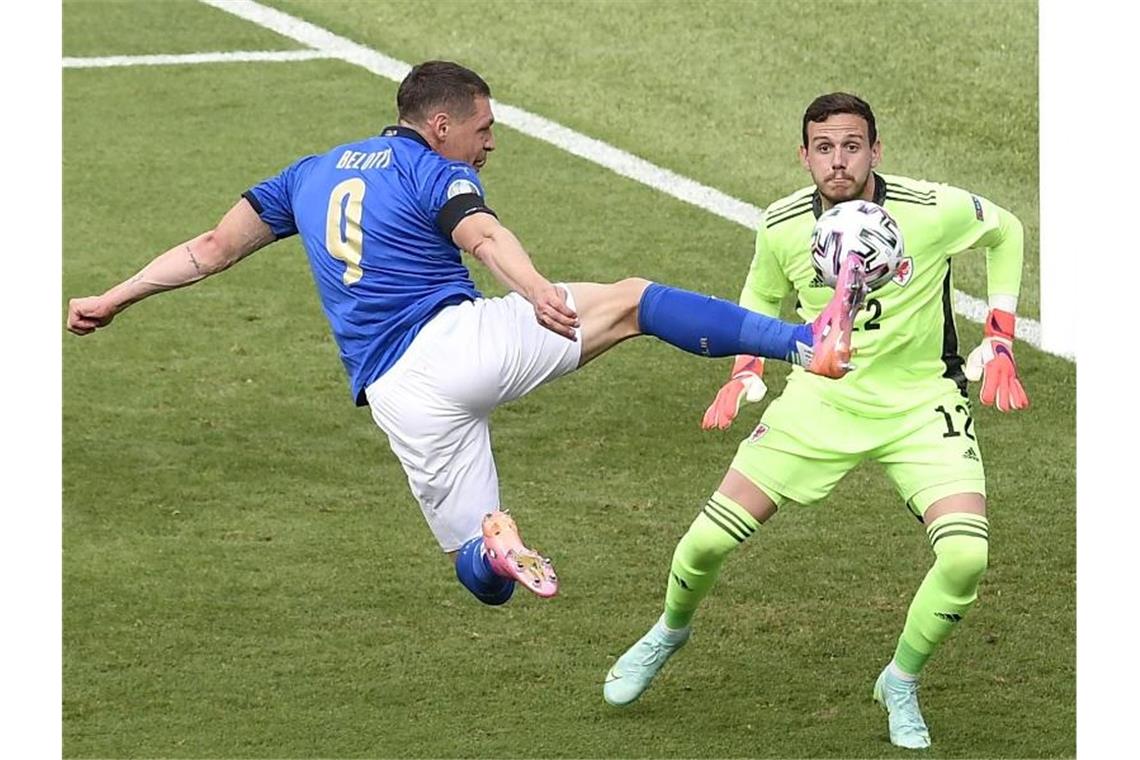 Italien souveräner Gruppenerster - auch Wales weiter Mit einem gewagten Sprung geht der Italiener Andrea Belotti vor dem Keeper der Waliser zum Ball. Foto: Massimo Insabato/PA Wire/dpa