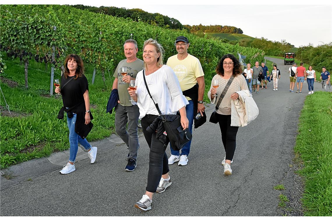 Mit einem Glas Wein in der Hand geht es los auf den Rundwanderweg zu den verschi...