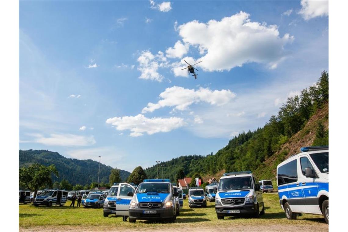Polizei sucht mit Großaufgebot nach bewaffnetem Mann Mit einem Großaufgebot hat die Polizei die Suche nach einem 31-Jährigen fortgesetzt. Foto: Philipp von Ditfurth/dpa