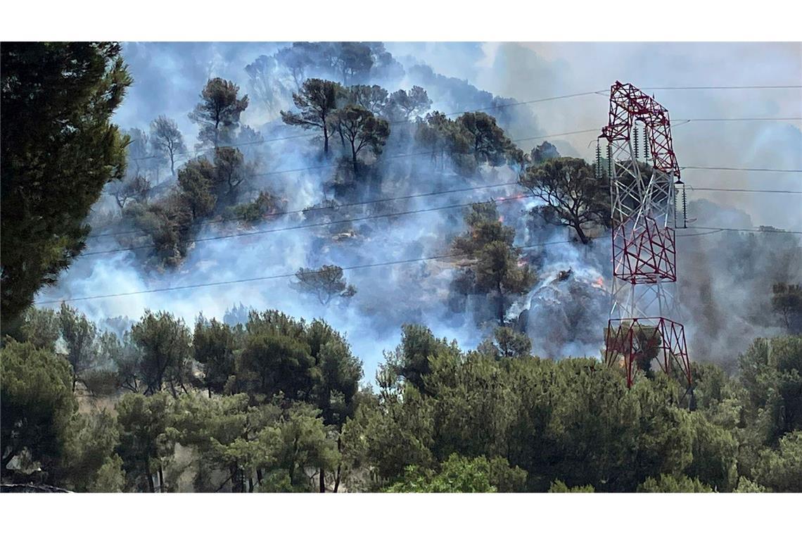 Riesige Rauchwolken: Feuer bei Marseille ängstigt Bewohner Mit einem Großaufgebot versucht die Feuerwehr, der Flammen Herr zu werden.