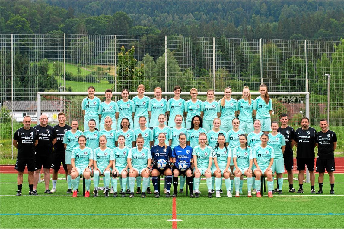 Für die SGM Oppenweiler/Sulzbach ist der Aufstieg ein Kann und kein Muss Mit einem großen Reservoir an Spielerinnen, von denen beim Fototermin noch ein Teil fehlte, will die SGM Oppenweiler/Sulzbach in der Landes- und Regionenliga ihre Ziele erreichen. Hinten von links: Jule Förstner, Janine Sommer, Lina-Marie Weber, Melissa Maier, Jennifer Hahn, Manuela Schlipf, Anna Kraus, Laura Geiger, Lea-Draga Rasic, Lilli Übele und Liv Laub. Mitte: Trainer Holger Blank, Trainer Uwe Pfähler, Torwarttrainer Janis Seefeldt, Fine Huber, Ilirjana Musliu, Anna Mang, Temilola Awodumila, Annika Maurer, Malou Raynoschek, Svenja Pfähler, Lucie Kugler, Lara Wieland, Katharina Bechthold, Mandy Celik, Jana Sommer, Athletiktrainer Jonas Wieland, Andreas Leins (wieder ausgestiegen) und Spielleiter Zdenko Vujanovic. Vorne: Franziska Fiechtner, Heidi Stoppel, Nina Wüst, Kim-Sara Grün, Michelle Lastavec, Maya Vahsen, Nathalie Juschin, Elisa Mencarelli, Delin Abdo und Jana Vujanovic. Foto: SGM