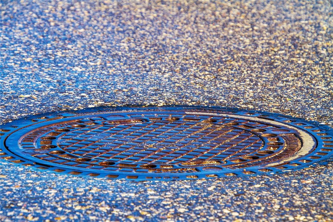 Letzte Chance für geständigen Uhrendieb Mit einem Gullydeckel haben die Angeklagten ein Loch in Schaufenster geschlagen. Symbolfoto: Nicky Pe/Pixabay