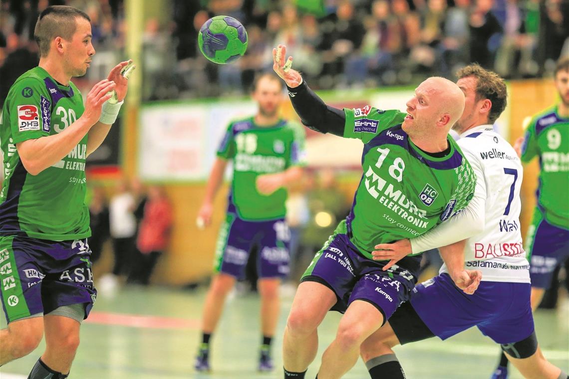 Ein nervenaufreibendes Auf und Ab Mit einem guten Auge für die Nebenspieler und obendrein selbst torgefährlich: Jonas Frank (beim Wurf) setzte wertvolle Impulse. Foto: A. Becher
