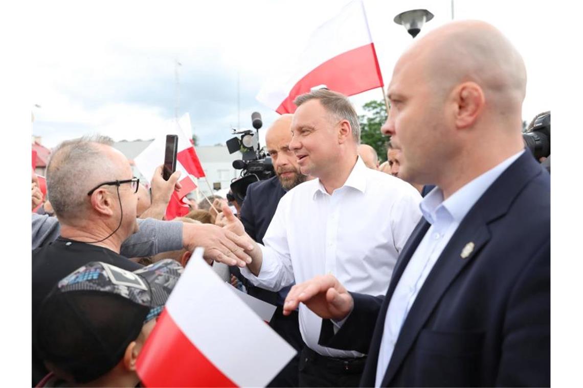 Knapper Sieg sichert Duda zweite Amtszeit Mit einem hauchdünnen Sieg gegen den europafreundlichen Herausforderer Trzaskowski hat sich Amtsinhaber Duda bei der Präsidentenwahl eine zweite Amtszeit gesichert. Foto: Leszek Szymanski/PAP/dpa