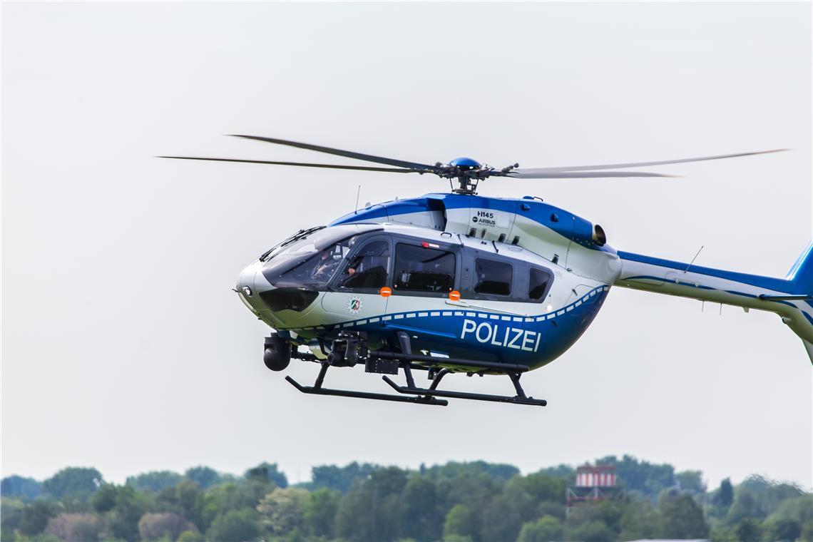 Mit einem Helikopter suchte die Polizei nach dem Einbrecher. Symbolbild: Tobias Arhelger / Adobe Stock