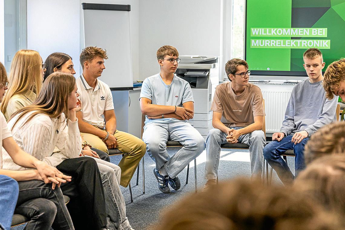 Mit einem Kennenlernspiel sollen sich die Azubis an ihrem ersten Tag die Namen ihrer neuen Kollegen schneller merken können. Vor ihnen liegen rund zwei Wochen voller Einführungsveranstaltungen und Teambuildingevents in der „Murracademy“, um sich und das Unternehmen Murrelektronik besser kennenzulernen. Fotos: Karen Steinebronn