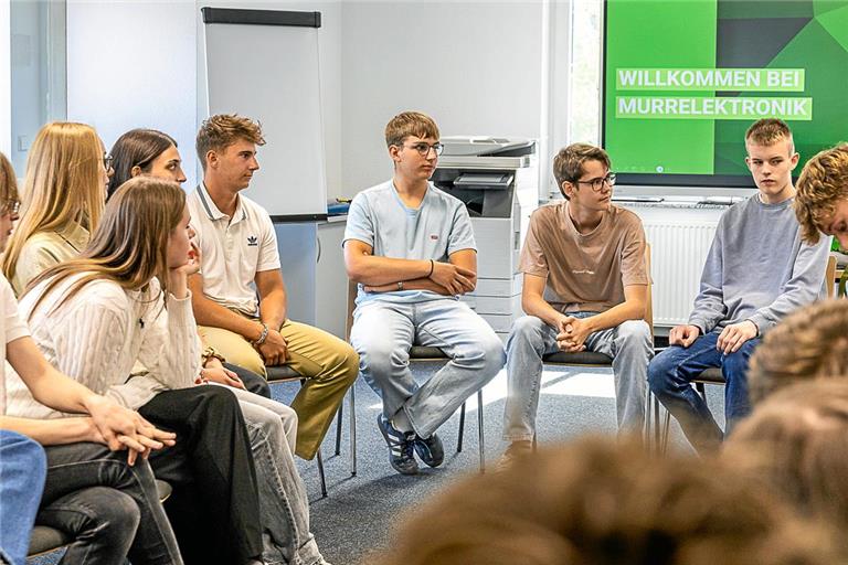 Mit einem Kennenlernspiel sollen sich die Azubis an ihrem ersten Tag die Namen ihrer neuen Kollegen schneller merken können. Vor ihnen liegen rund zwei Wochen voller Einführungsveranstaltungen und Teambuildingevents in der „Murracademy“, um sich und das Unternehmen Murrelektronik besser kennenzulernen. Fotos: Karen Steinebronn