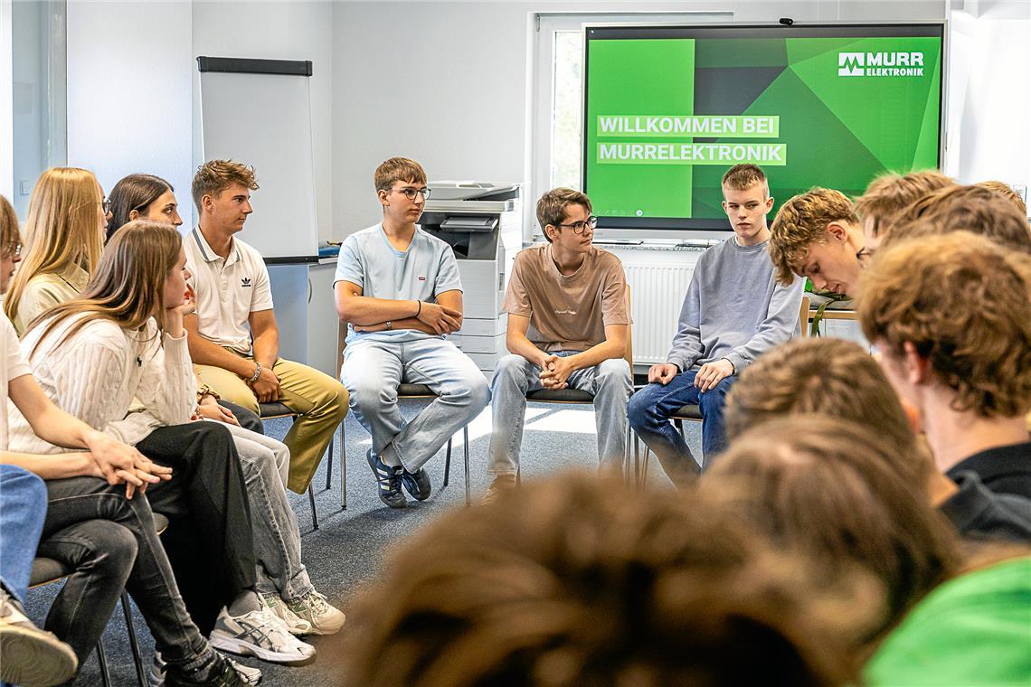 Mit einem Kennenlernspiel sollen sich die Azubis an ihrem ersten Tag die Namen ihrer neuen Kollegen schneller merken können. Vor ihnen liegen rund zwei Wochen voller Einführungsveranstaltungen und Teambuildingevents in der „Murracademy“, um sich und das Unternehmen Murrelektronik besser kennenzulernen. Fotos: Karen Steinebronn