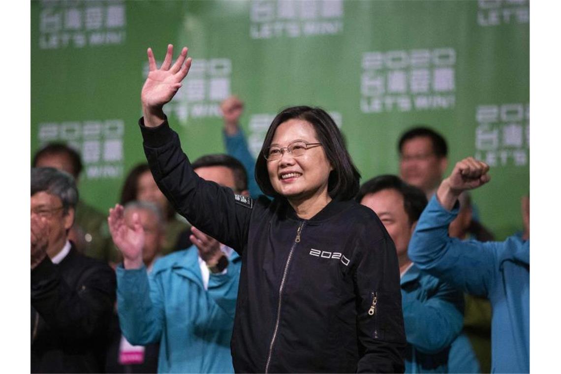 Mit einem klaren Sieg für die chinakritische Präsidentin Tsai Ing-wen haben die Taiwaner der kommunistischen Führung in Peking eine Abfuhr erteilt. Foto: Chan Kwok Shing/SOPA Images via ZUMA Wire/dpa