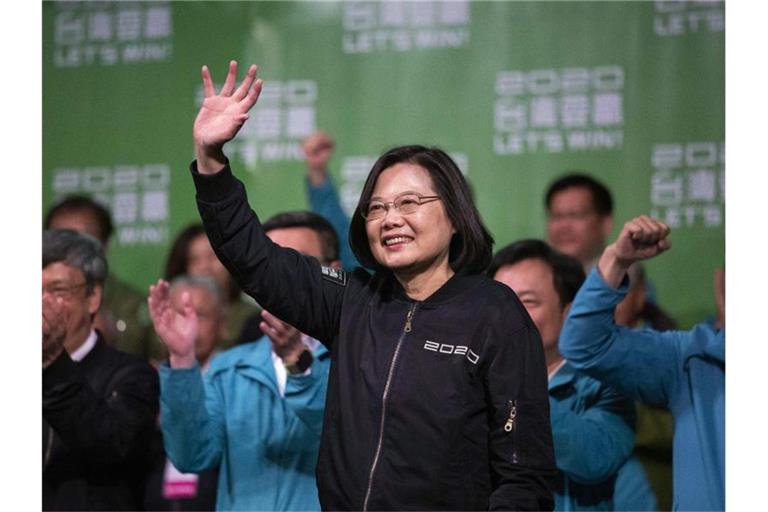 Mit einem klaren Sieg für die chinakritische Präsidentin Tsai Ing-wen haben die Taiwaner der kommunistischen Führung in Peking eine Abfuhr erteilt. Foto: Chan Kwok Shing/SOPA Images via ZUMA Wire/dpa