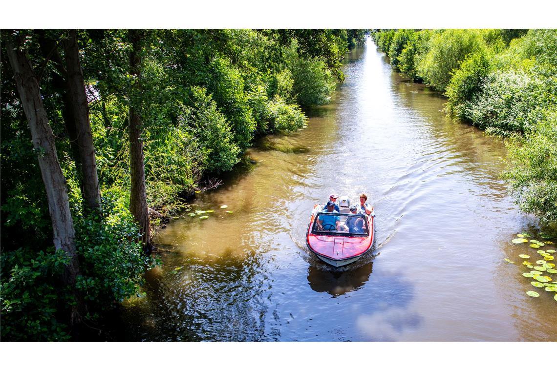 Bilder des Tages Mit einem kleinen Motorboot sind Urlauber auf dem Langen Graben zwischen Ziegelsee und Schweriner See unterwegs.