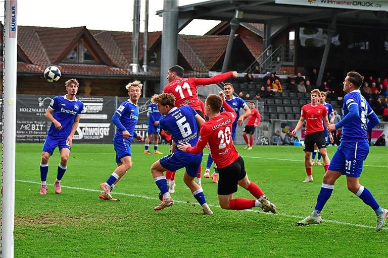 Die SG Sonnenhof Großaspach hält hinten dicht und trifft vorne viermal Mit einem Kopfball bringt Michael Kleinschrodt (Nummer 11) die SG Sonnenhof Großaspach vor der Pause mit 1:0 in Führung. Am Ende gewinnen die Gastgeber mit 4:0. Foto: Tobias Sellmaier