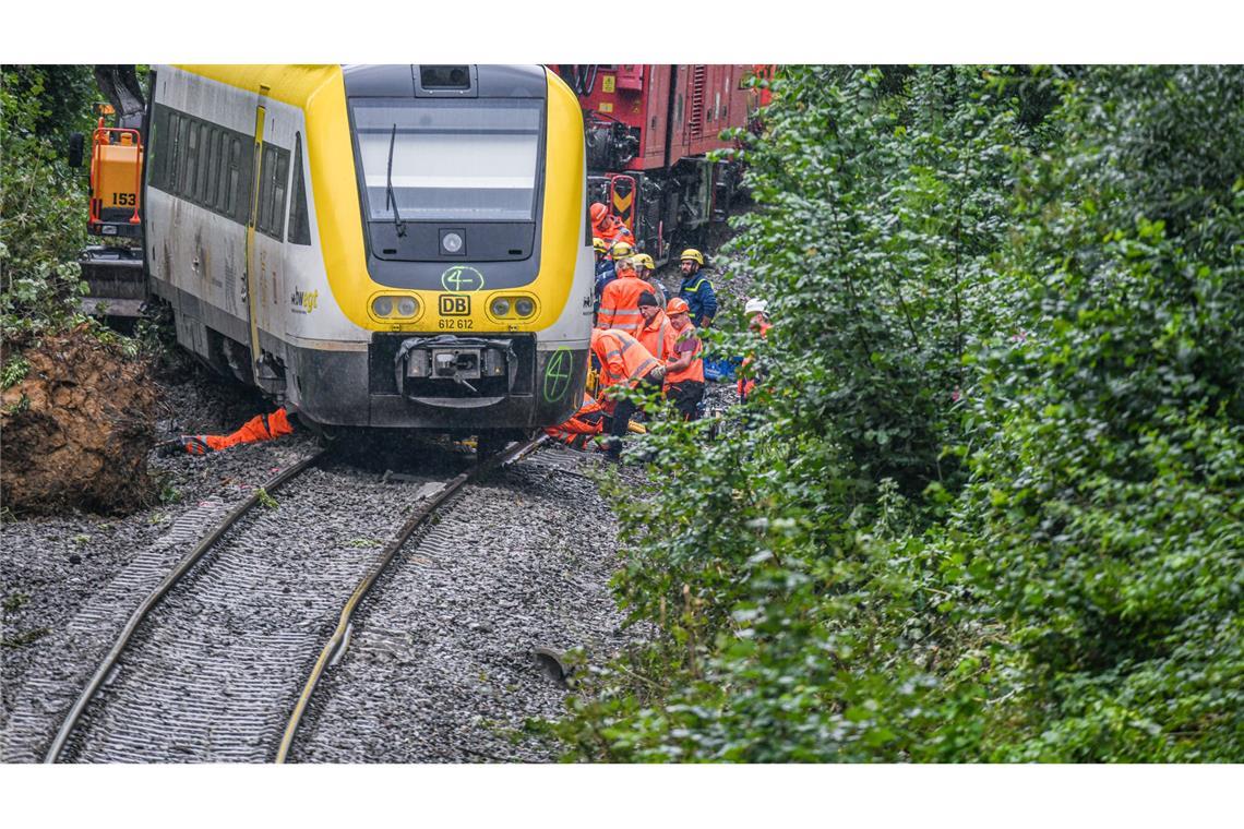 Letzter Wagen nach Zugunglück geborgen Mit einem Kran wird an der Unfallstelle, an der ein Regionalzug entgleist ist, gearbeitet. Ein Regionalexpress war am Sonntagabend (27.07.2025) in Riedlingen nach bisherigen Erkenntnissen infolge eines Hangrutsches entgleist.
