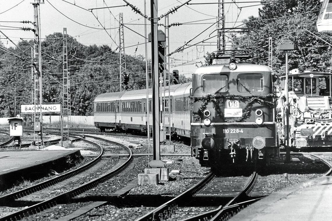 Mit einem Kranz geschmückt war die erste E-Lok auf der Murrbahn unterwegs. 
