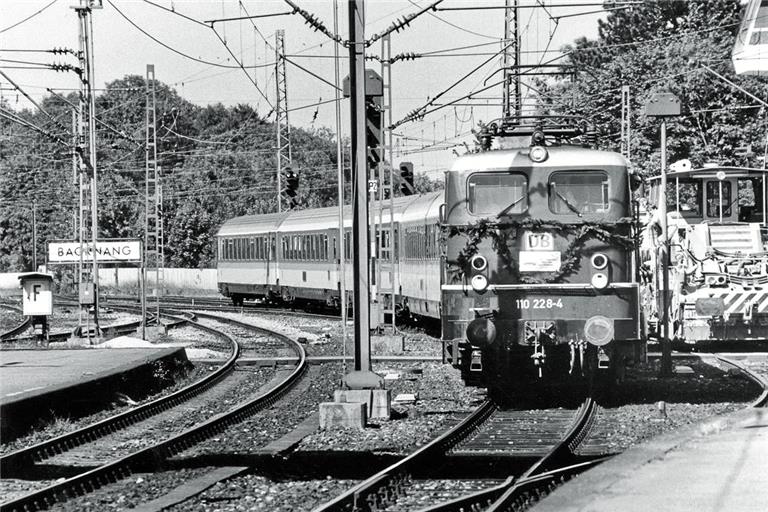 Mit einem Kranz geschmückt war die erste E-Lok auf der Murrbahn unterwegs. 