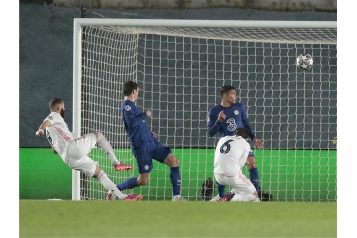 Tuchel mit Chelsea auf Kurs Finale - Remis bei Real Madrid Mit einem Kunstschuss erzielt Real Madrids Karim Benzema (l) das 1:1. Foto: Bernat Armangue/AP/dpa
