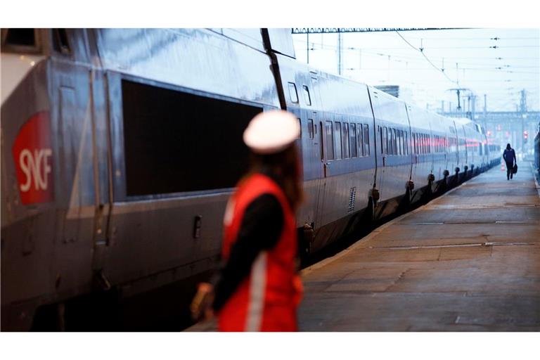 Mit einem Leitfaden mit Bekleidungs- und Schminktipps hat Frankreichs Bahn sich Ärger mit der Gewerkschaft eingehandelt. (Archivbild)