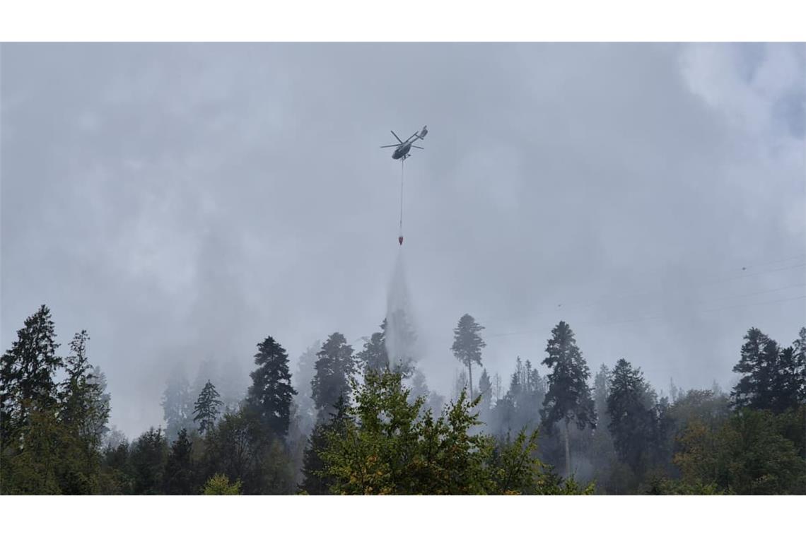 Mit einem Löschhubschrauber wird der Waldbrand in Schramberg bekämpft.