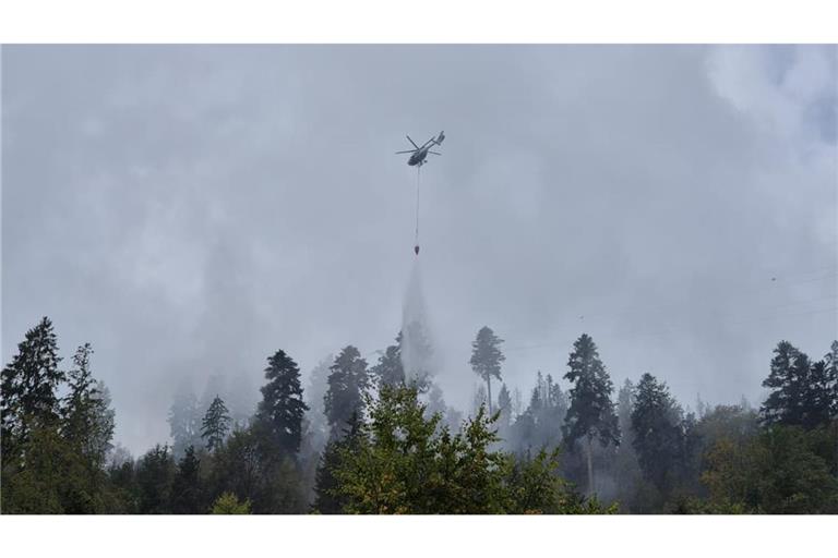 Mit einem Löschhubschrauber wird der Waldbrand in Schramberg bekämpft.