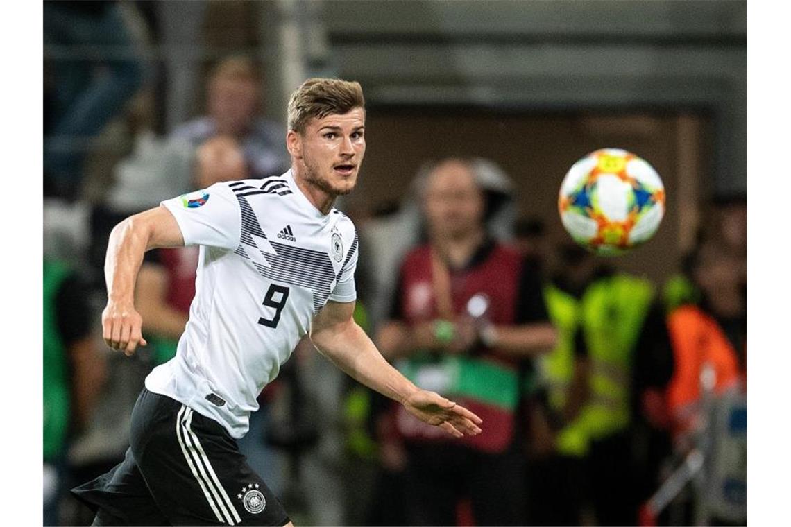 Mit einem Lupfer über den estnischen Torhüter trifft Timo Werner (oben) zum 7:0 für Deutschland. Foto: Marius Becker