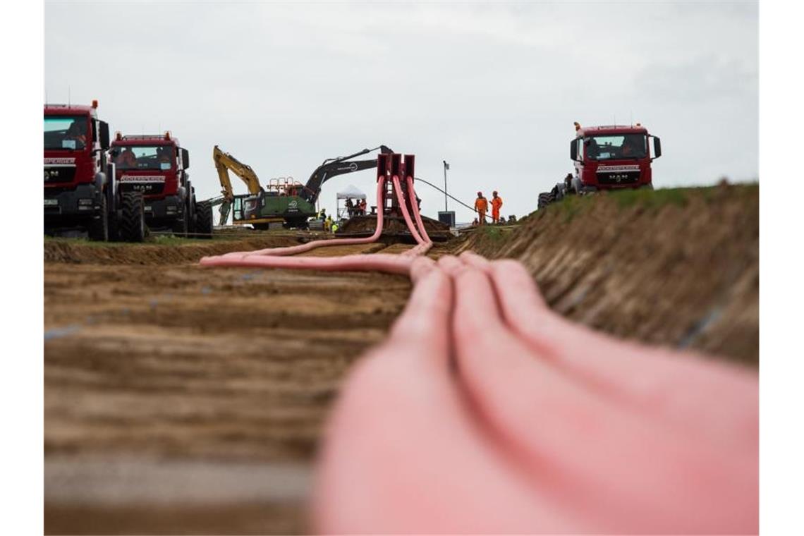 Mit einem Mehrfachpflug zur Verlegung von Drehstromerdkabeln werden im niedersächsischen Burgdorf Leerrohre für die Kabel verlegt. Foto: Christophe Gateau