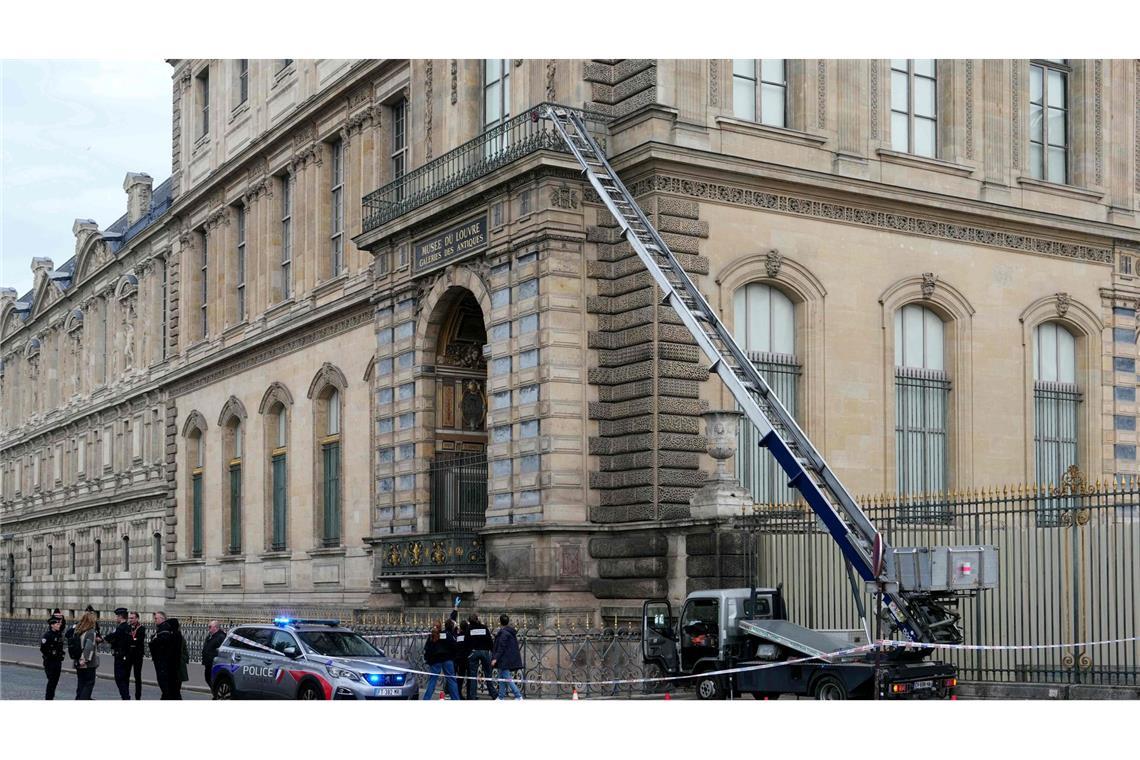 Nach Louvre-Raub: DNA-Spuren führen zu Festnahmen Mit einem Möbelaufzug gelangen die Täter in das Museum. (Archivbild)