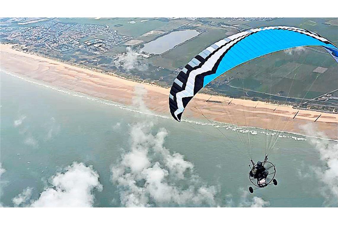 Australier fliegt quer über Europa mit dem Gleitschirm Mit einem motorisierten Gleitschirm überquerte der Australier Tim Rowlinson den Ärmelkanal. Seine Reise soll ihn bis zur ukrainischen Grenze führen.